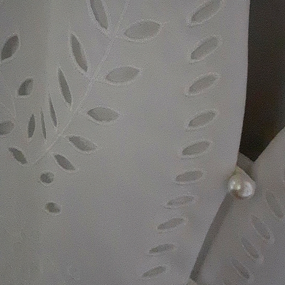 White applique blouse w/pearl buttons. - Picture 4 of 4
